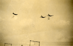 123176 Afbeelding van een voedseldropping, boven Lage Weide te Utrecht, door geallieerde vliegtuigen tijdens de Tweede ...